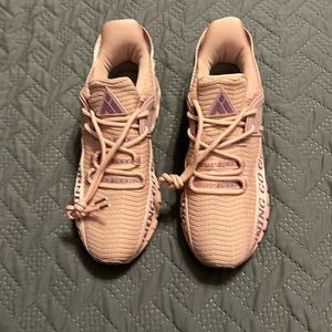 NWOT Mishansha running shoes. 38